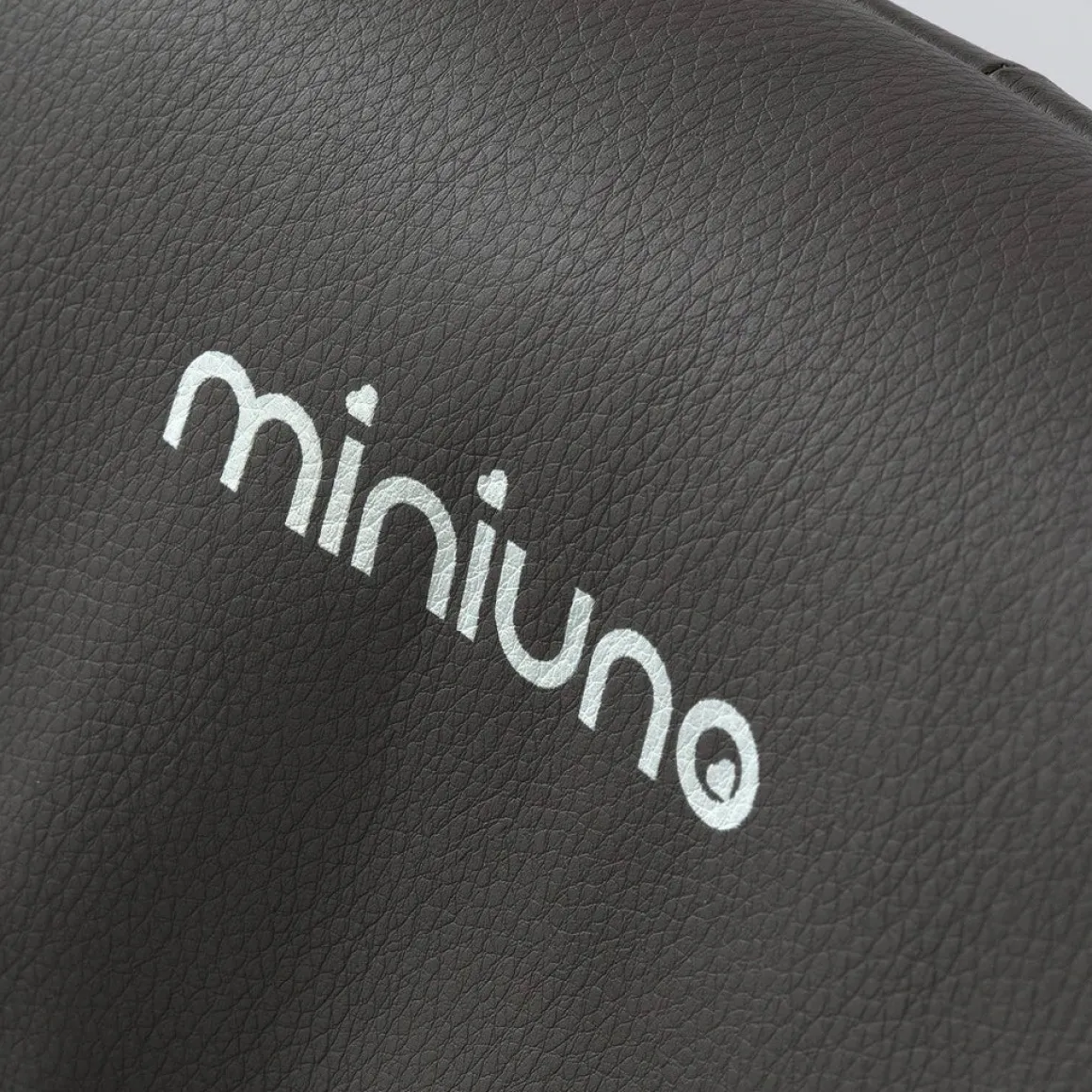 Miniuno Yumo Plus 0+ Highchair + Newborn Insert & Toy Bar
