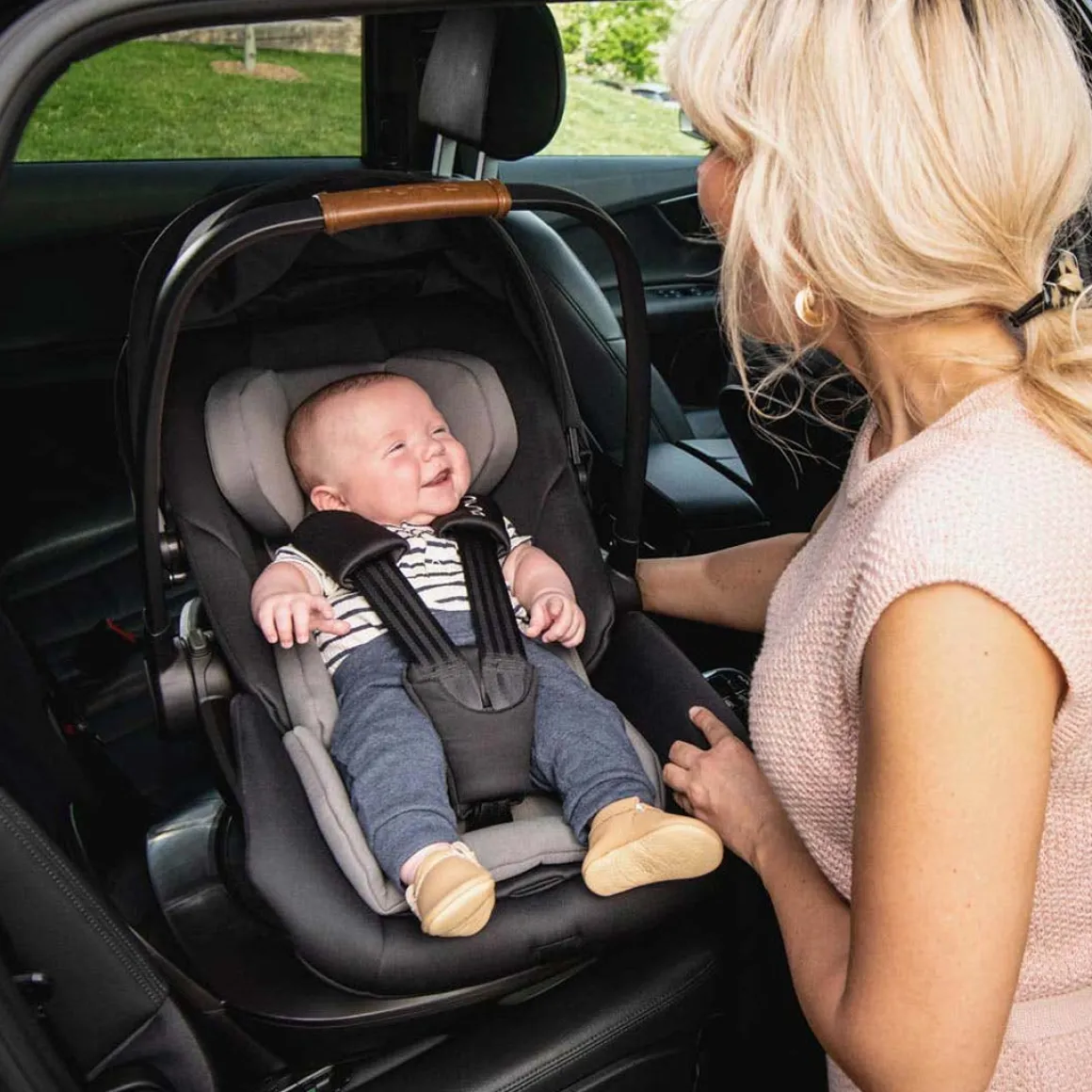 Nuna ARRA NEXT Car Seat + NEXT Rotation Base Bundle - Caviar